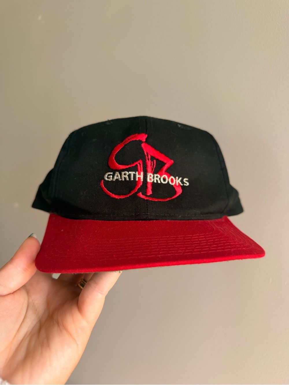 VINTAGE GARTH BROOKS EMBROIDERED SNAP BACK
